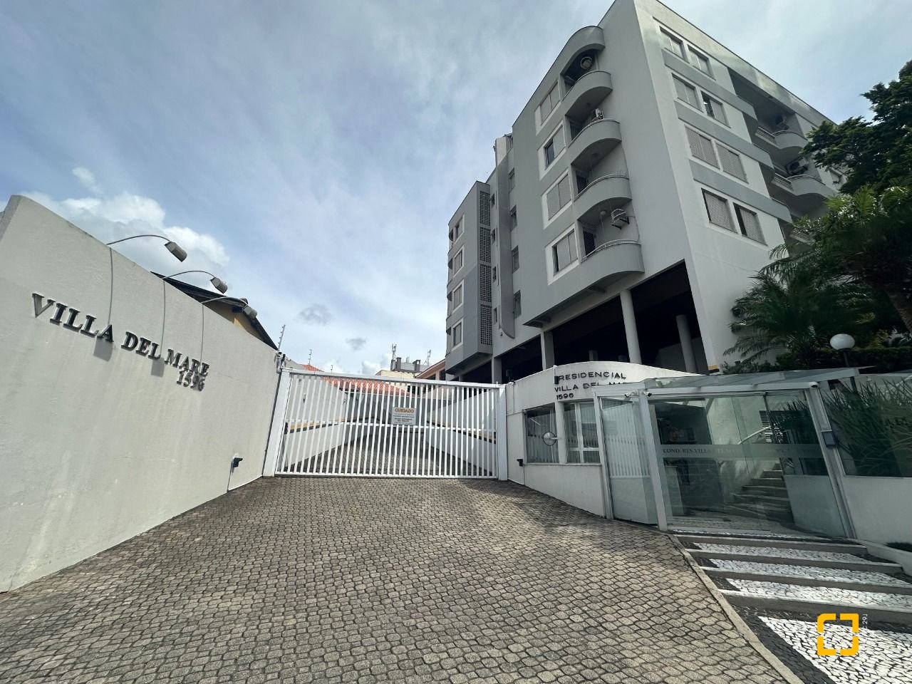 Apartamento com 91m², 4 quartos (sendo 1 suíte), 1 garagem, no bairro Coqueiros em Florianópolis