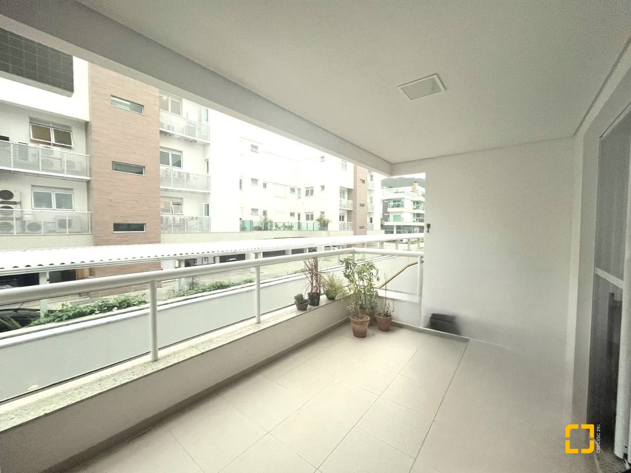 Apartamento com 87m², 3 quartos (sendo 1 suíte), 2 garagens, no bairro Campeche em Florianópolis