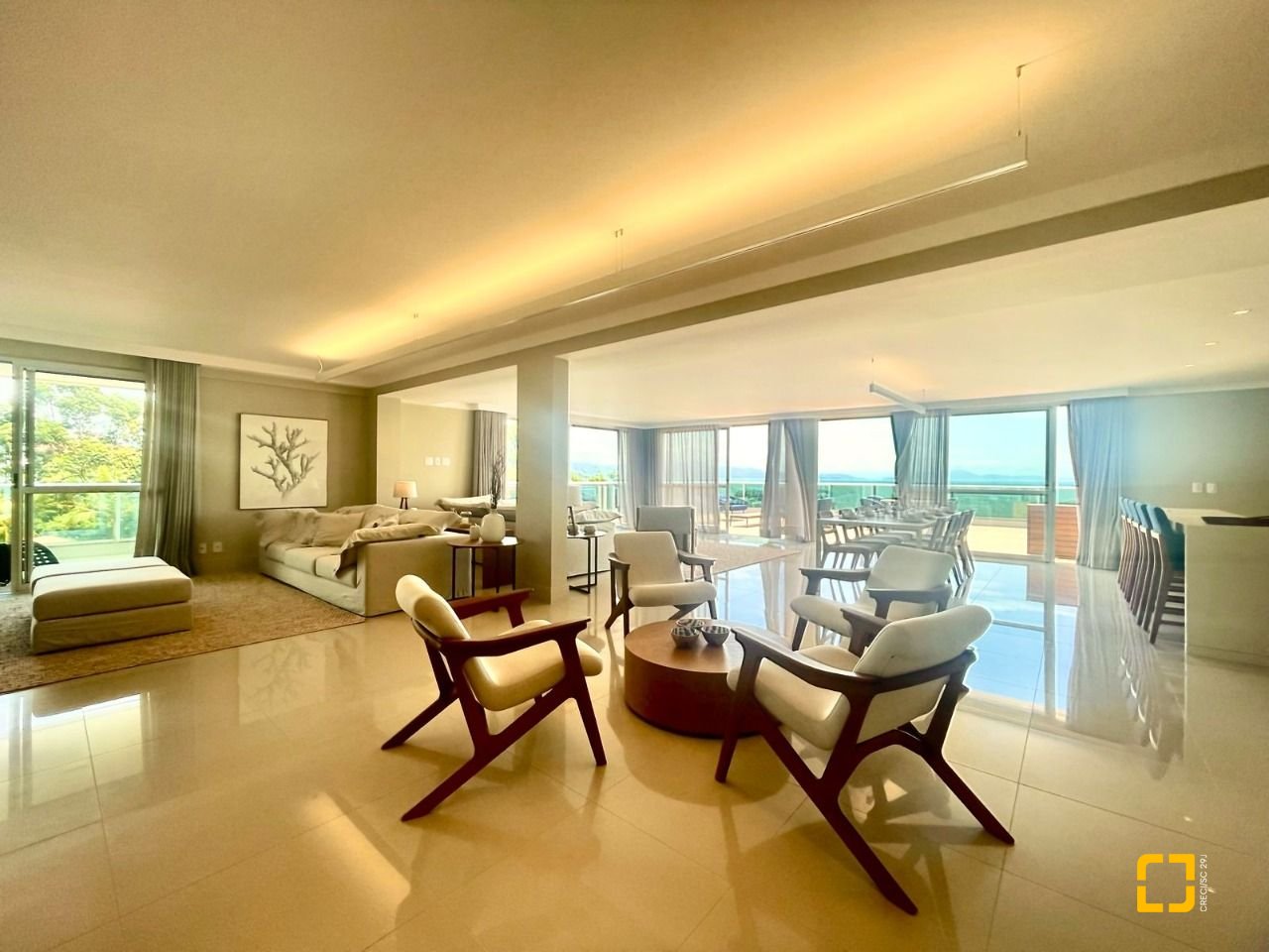 Cobertura com 316m², 4 quartos (sendo 4 suítes), 3 garagens, no bairro Cachoeira do Bom Jesus em Florianópolis