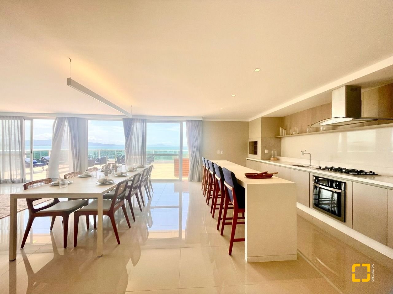 Cobertura com 316m², 4 quartos (sendo 4 suítes), 3 garagens, no bairro Cachoeira do Bom Jesus em Florianópolis