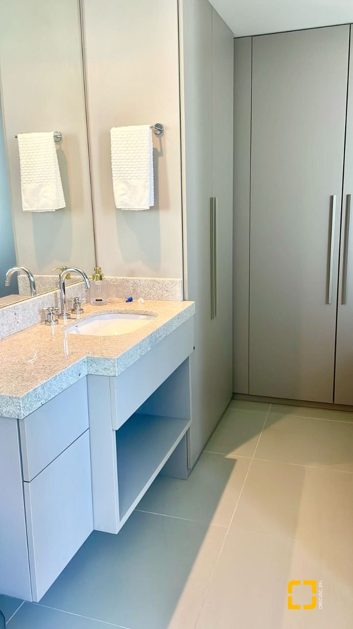 Cobertura com 316m², 4 quartos (sendo 4 suítes), 3 garagens, no bairro Cachoeira do Bom Jesus em Florianópolis