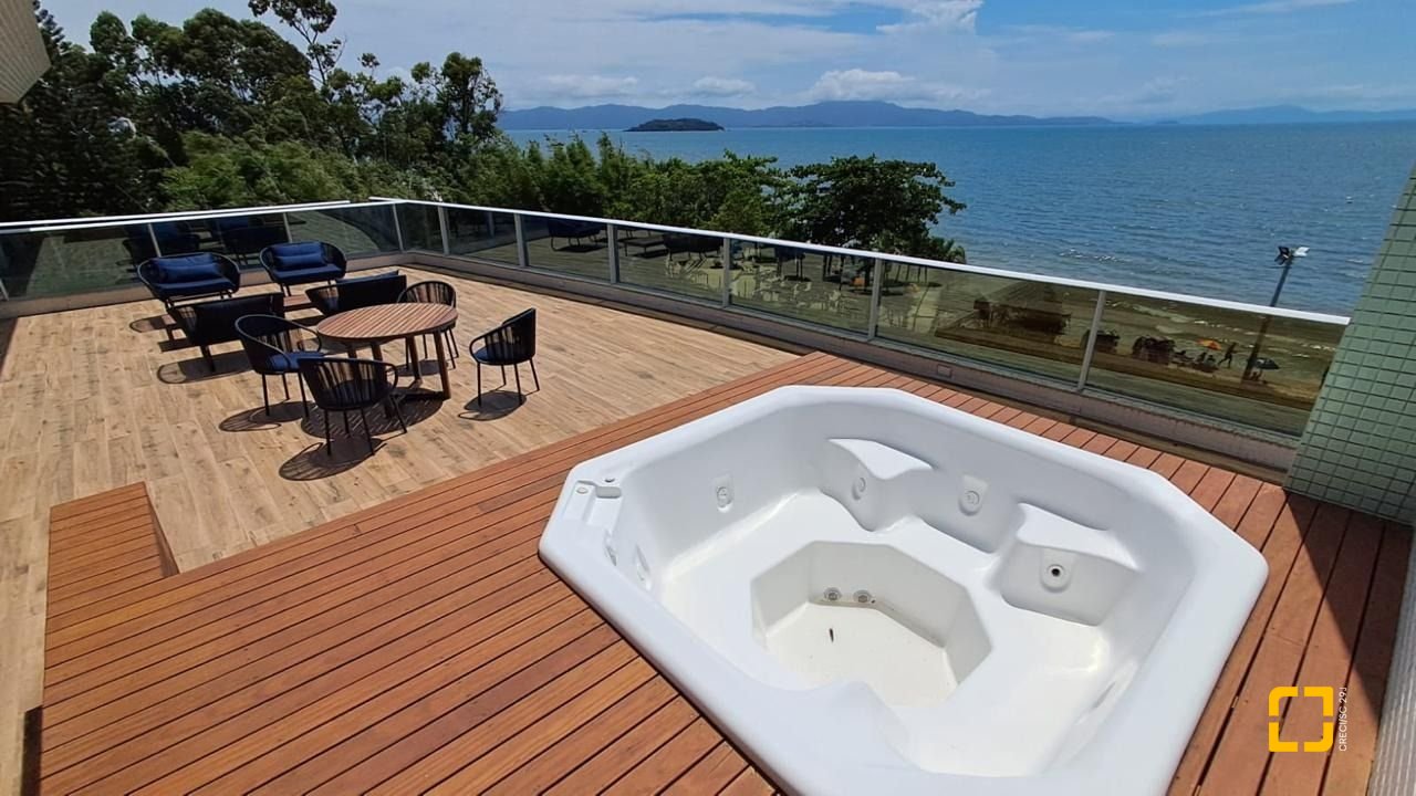 Cobertura com 316m², 4 quartos (sendo 4 suítes), 3 garagens, no bairro Cachoeira do Bom Jesus em Florianópolis