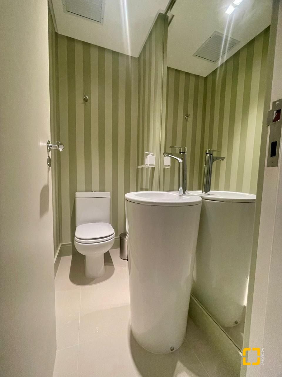 Apartamento com 128m², 6 quartos (sendo 3 suítes), 2 garagens, no bairro Cachoeira do Bom Jesus em Florianópolis