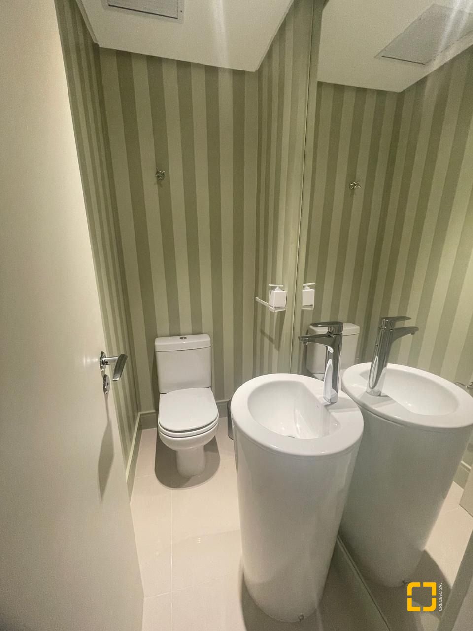 Apartamento com 128m², 6 quartos (sendo 3 suítes), 2 garagens, no bairro Cachoeira do Bom Jesus em Florianópolis