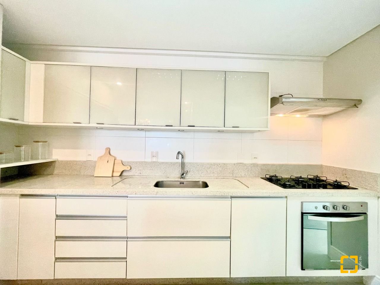 Apartamento com 137m², 4 quartos (sendo 3 suítes), 2 garagens, no bairro Cachoeira do Bom Jesus em Florianópolis