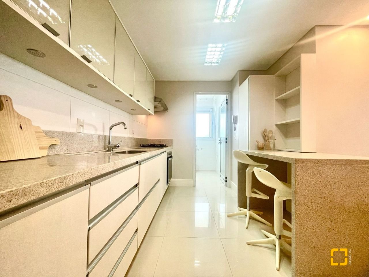 Apartamento com 137m², 4 quartos (sendo 3 suítes), 2 garagens, no bairro Cachoeira do Bom Jesus em Florianópolis