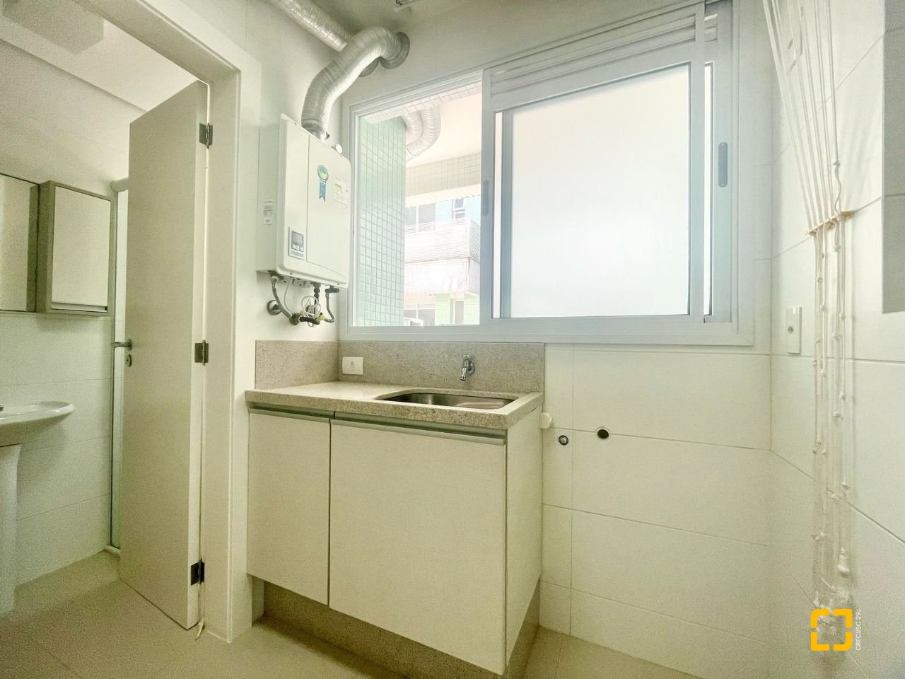 Apartamento com 137m², 4 quartos (sendo 3 suítes), 2 garagens, no bairro Cachoeira do Bom Jesus em Florianópolis