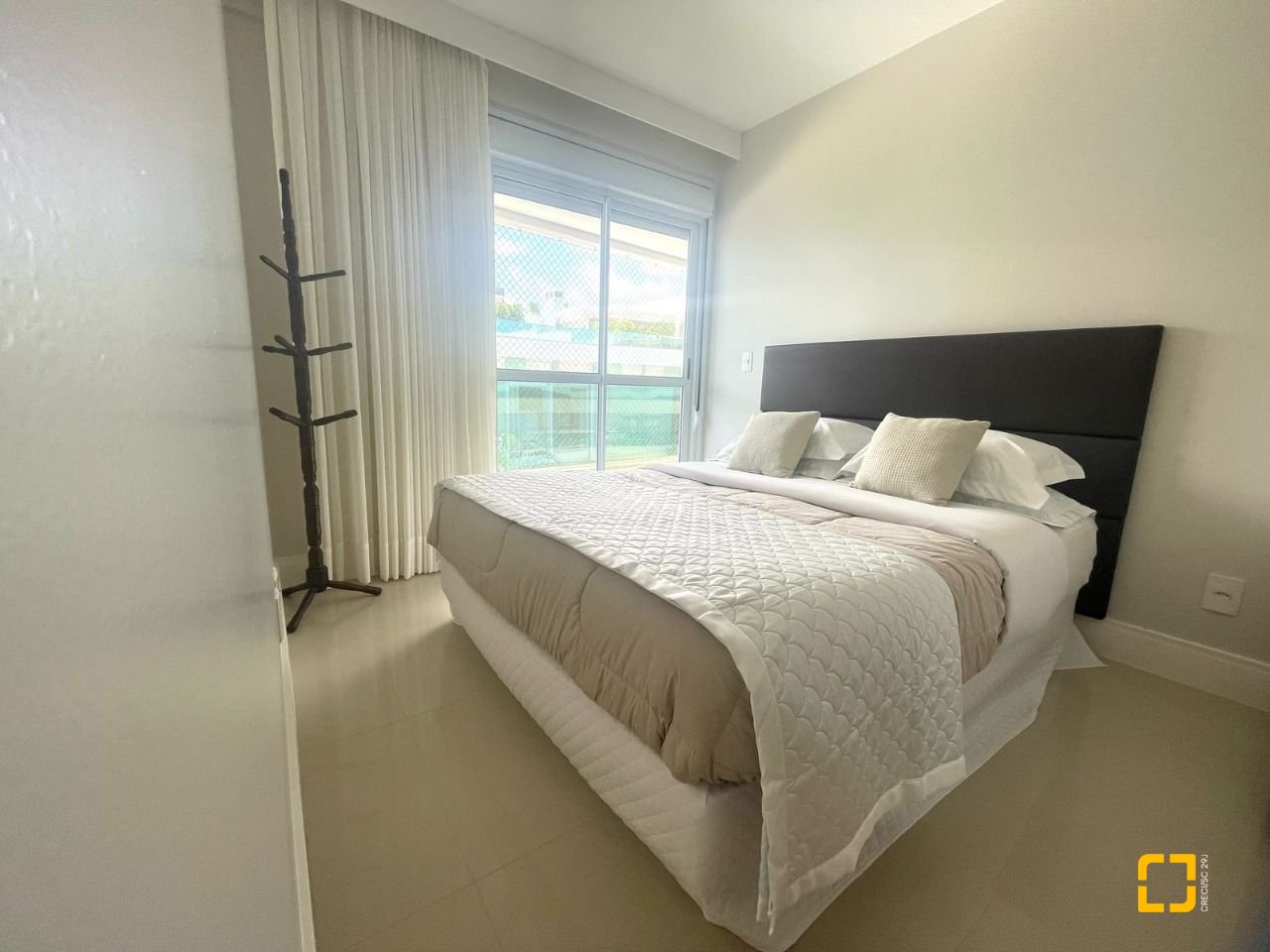 Apartamento com 137m², 4 quartos (sendo 3 suítes), 2 garagens, no bairro Cachoeira do Bom Jesus em Florianópolis