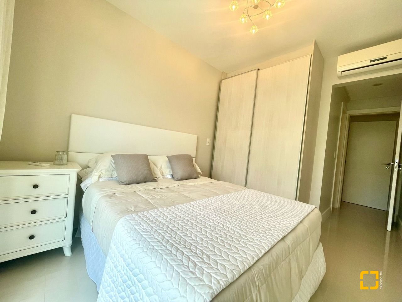 Apartamento com 137m², 4 quartos (sendo 3 suítes), 2 garagens, no bairro Cachoeira do Bom Jesus em Florianópolis