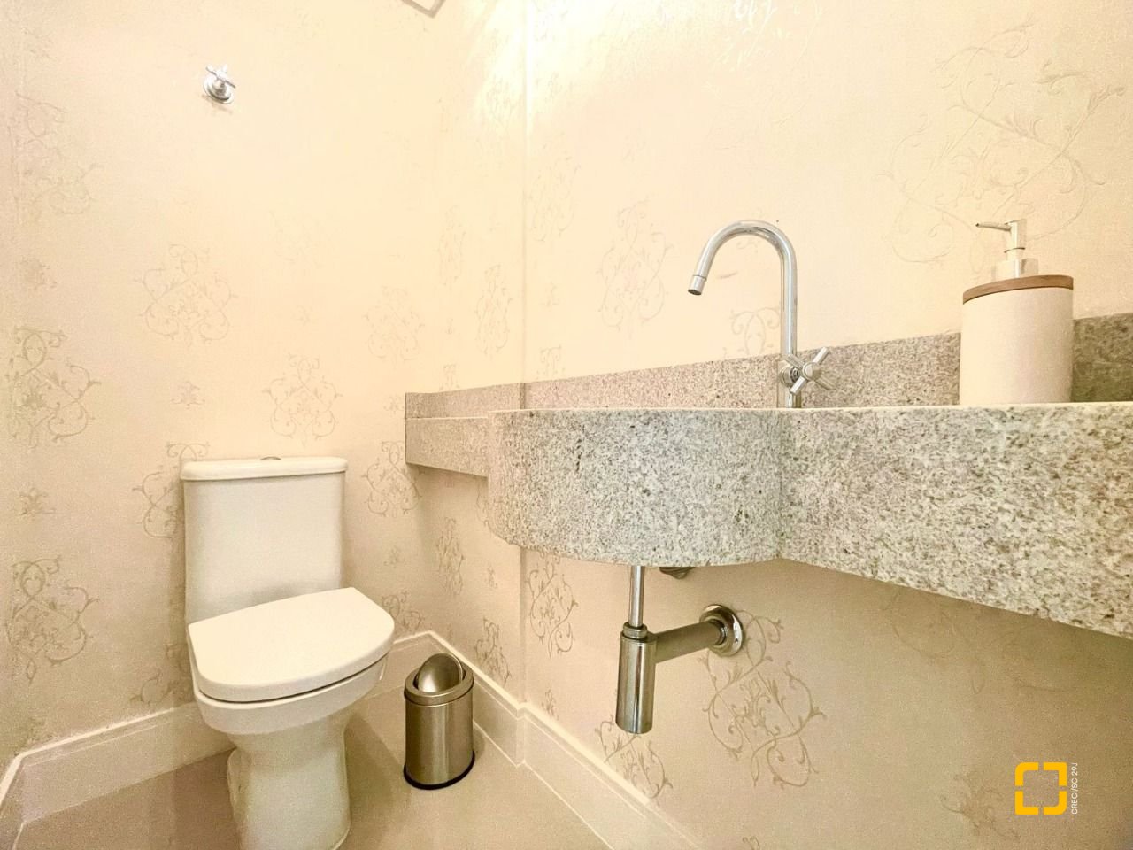 Apartamento com 137m², 4 quartos (sendo 3 suítes), 2 garagens, no bairro Cachoeira do Bom Jesus em Florianópolis