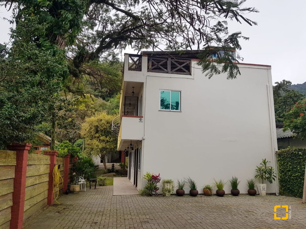 Hotel com 301m², 14 quartos (sendo 7 suítes), 50 garagens, no bairro Barra da Lagoa em Florianópolis