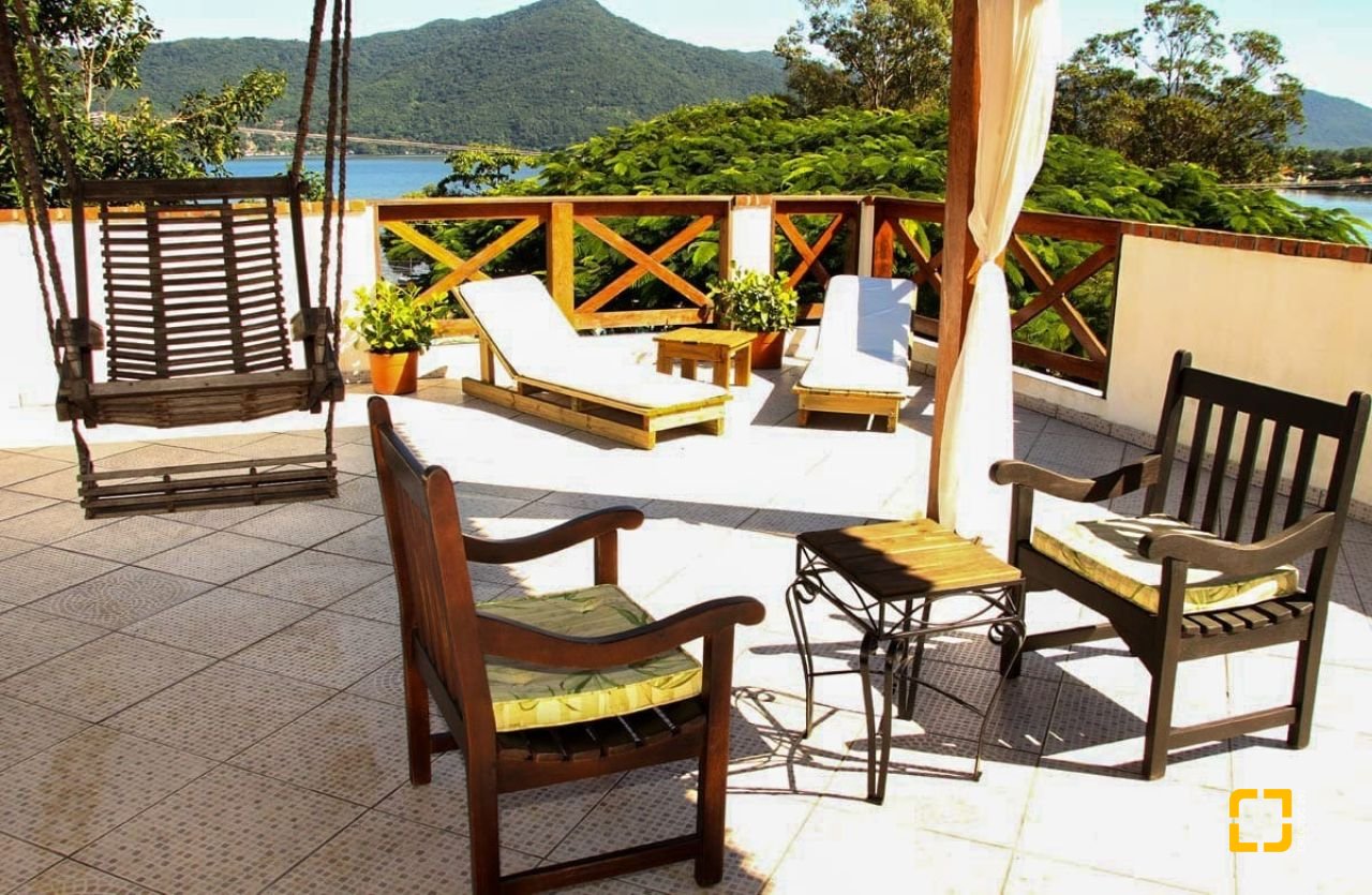 Hotel com 301m², 14 quartos (sendo 7 suítes), 50 garagens, no bairro Barra da Lagoa em Florianópolis