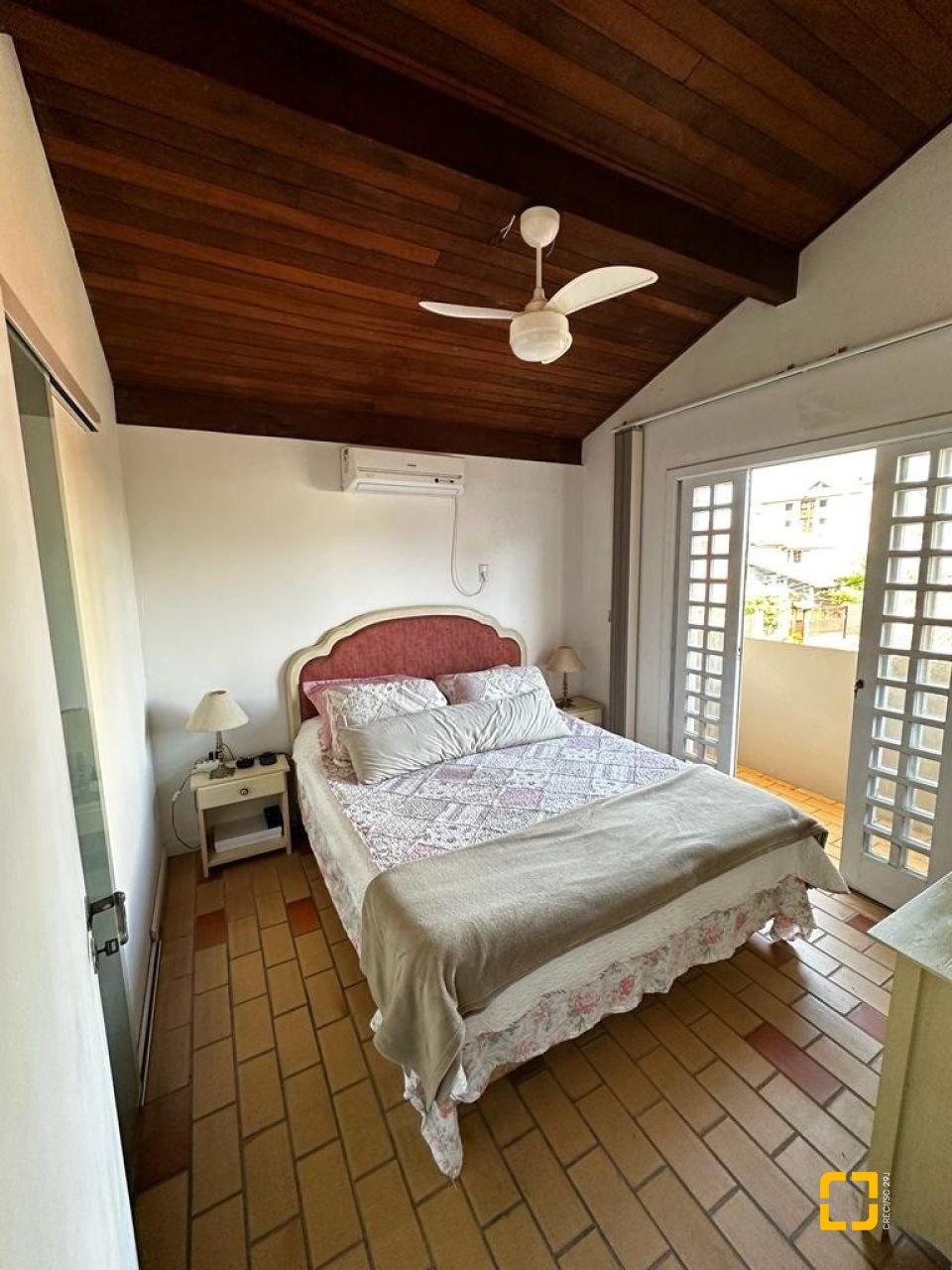 Casa com 209m², 4 quartos (sendo 1 suíte), 2 garagens, no bairro Cachoeira do Bom Jesus em Florianópolis