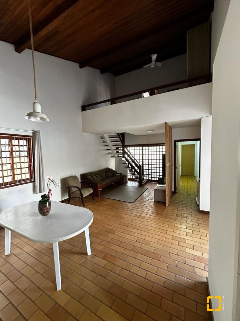 Casa com 209m², 4 quartos (sendo 1 suíte), 2 garagens, no bairro Cachoeira do Bom Jesus em Florianópolis