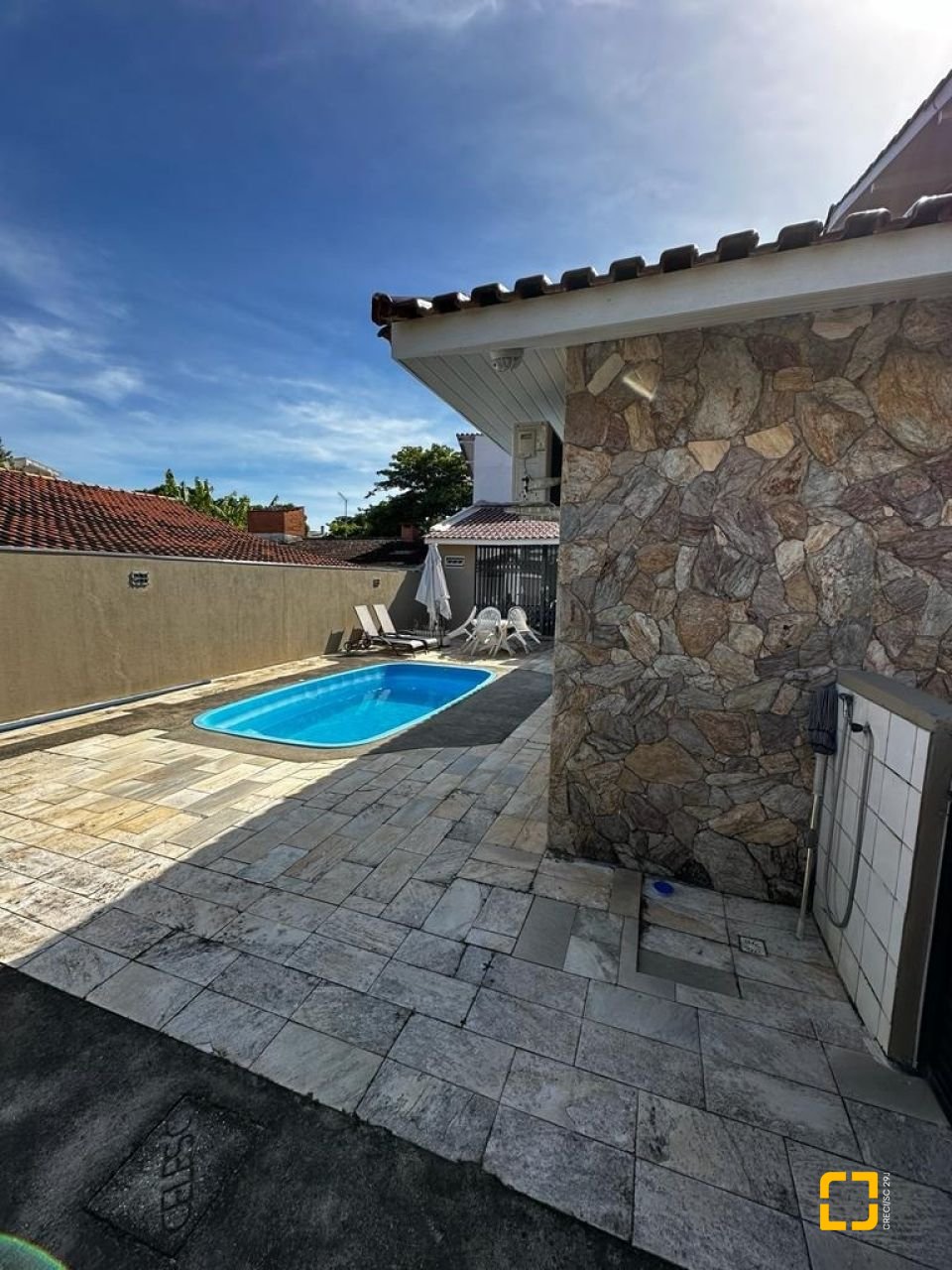 Casa com 209m², 4 quartos (sendo 1 suíte), 2 garagens, no bairro Cachoeira do Bom Jesus em Florianópolis