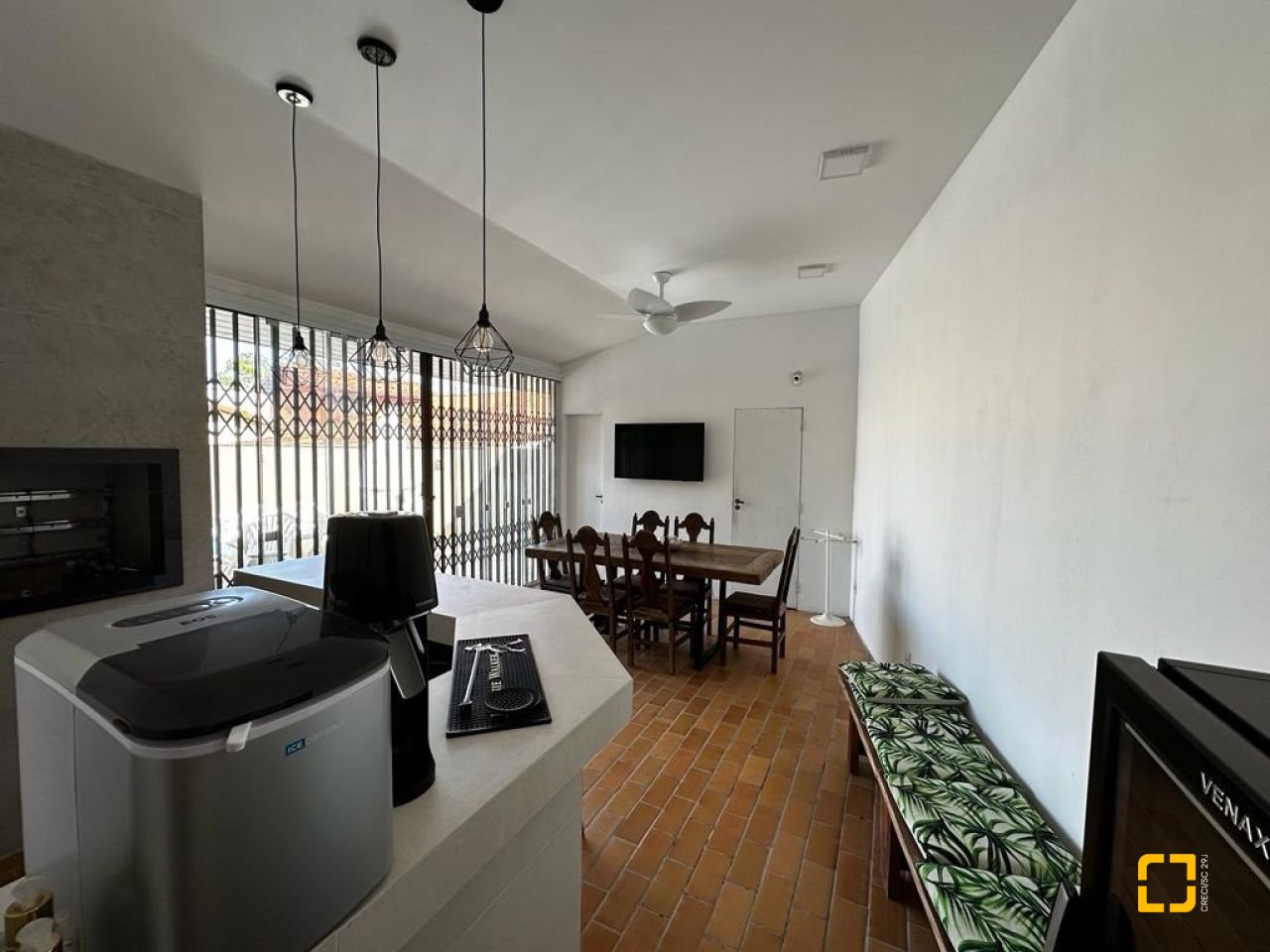 Casa com 209m², 4 quartos (sendo 1 suíte), 2 garagens, no bairro Cachoeira do Bom Jesus em Florianópolis