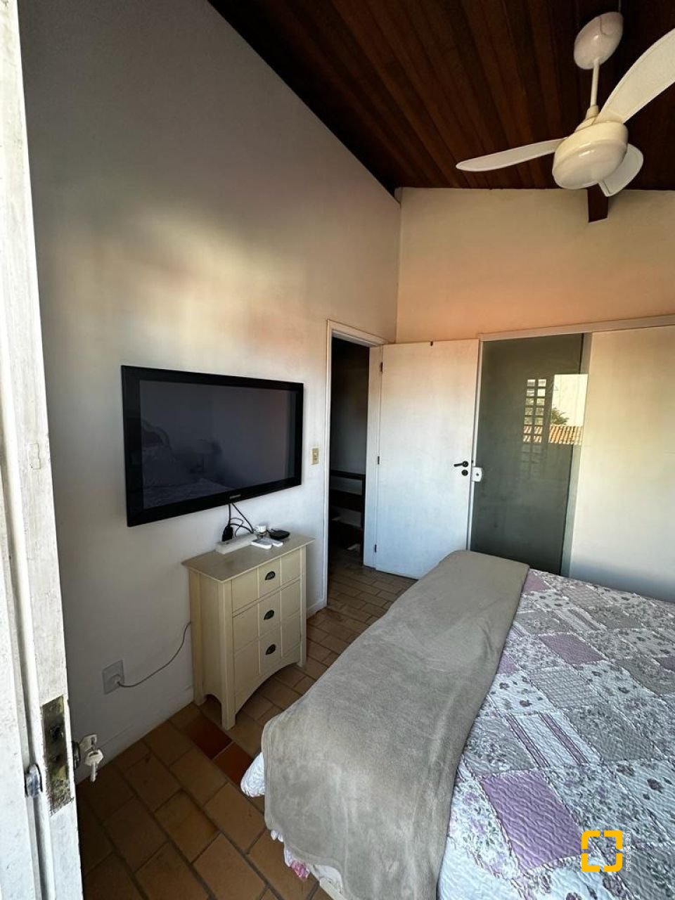 Casa com 209m², 4 quartos (sendo 1 suíte), 2 garagens, no bairro Cachoeira do Bom Jesus em Florianópolis