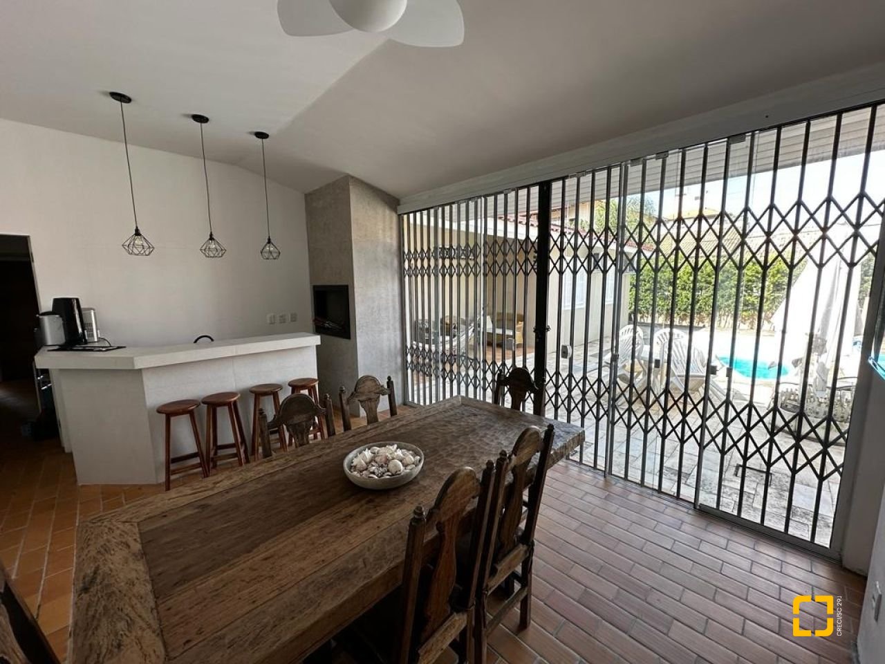 Casa com 209m², 4 quartos (sendo 1 suíte), 2 garagens, no bairro Cachoeira do Bom Jesus em Florianópolis