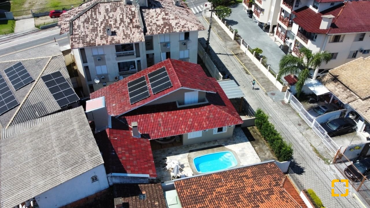 Casa com 209m², 4 quartos (sendo 1 suíte), 2 garagens, no bairro Cachoeira do Bom Jesus em Florianópolis