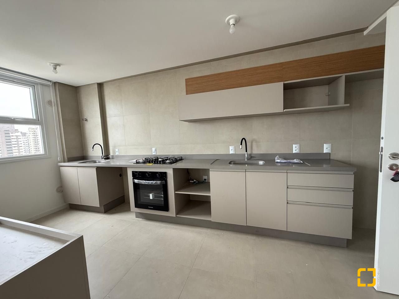 Apartamento com 48m², 2 quartos (sendo 1 suíte), 1 garagem, no bairro Centro em Florianópolis