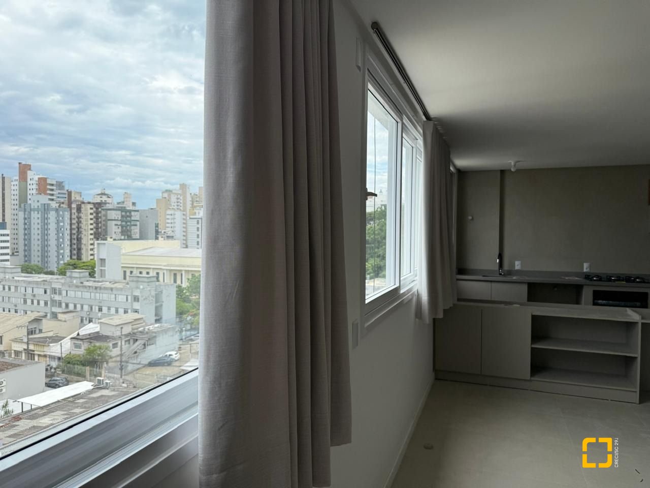 Apartamento com 48m², 2 quartos (sendo 1 suíte), 1 garagem, no bairro Centro em Florianópolis