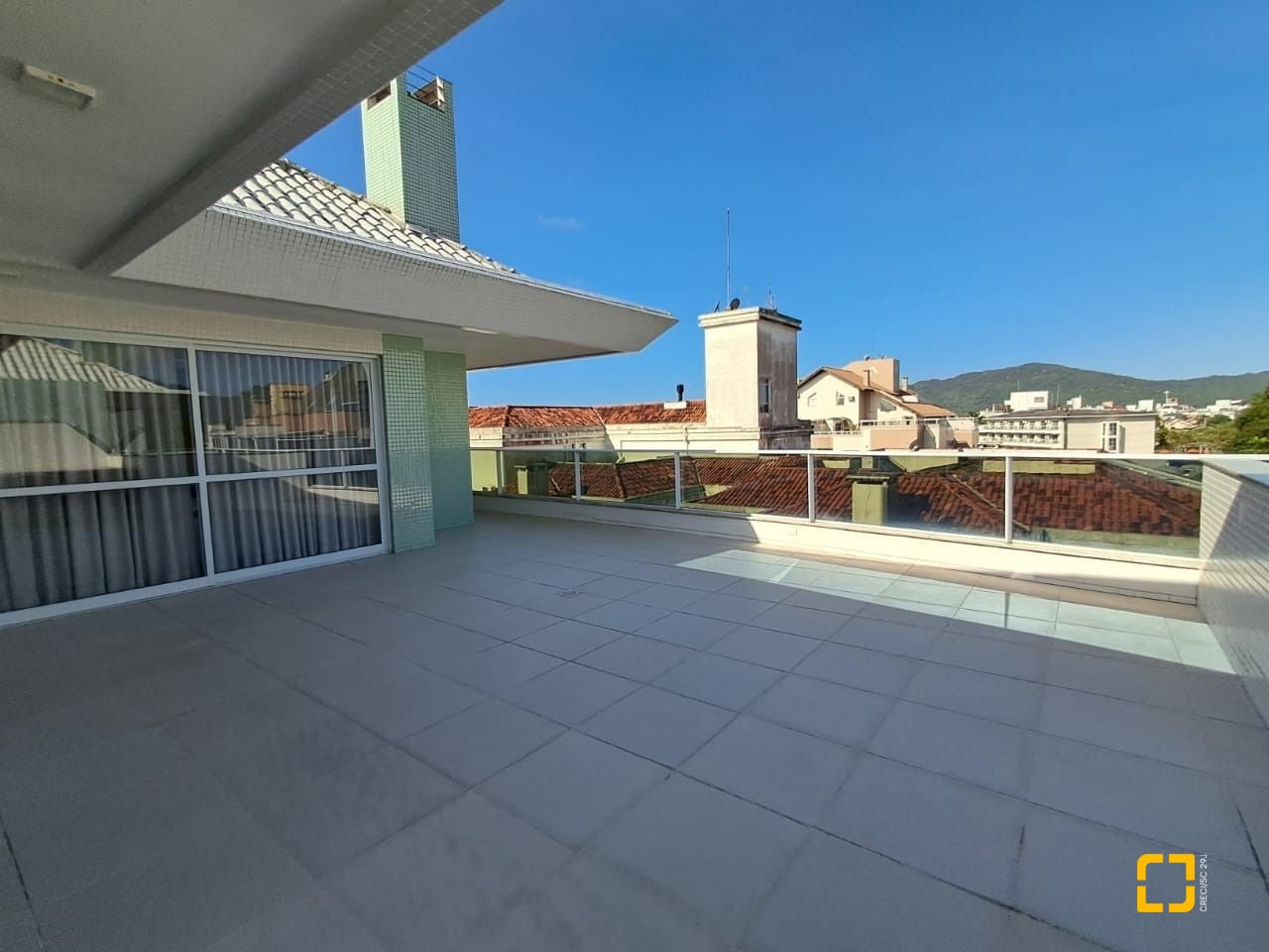 Cobertura com 246m², 7 quartos (sendo 3 suítes), 3 garagens, no bairro Cachoeira do Bom Jesus em Florianópolis