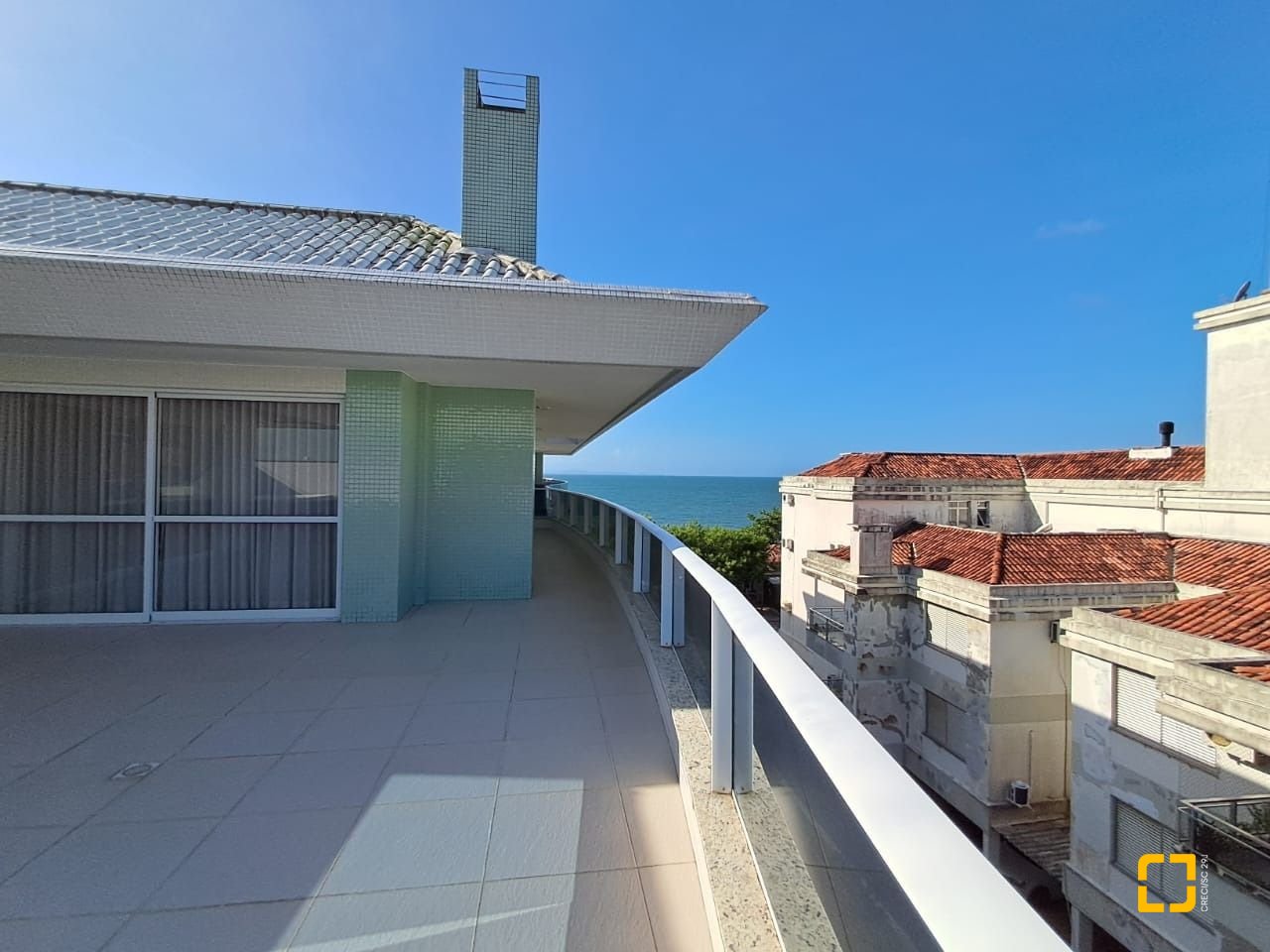 Cobertura com 246m², 7 quartos (sendo 3 suítes), 3 garagens, no bairro Cachoeira do Bom Jesus em Florianópolis