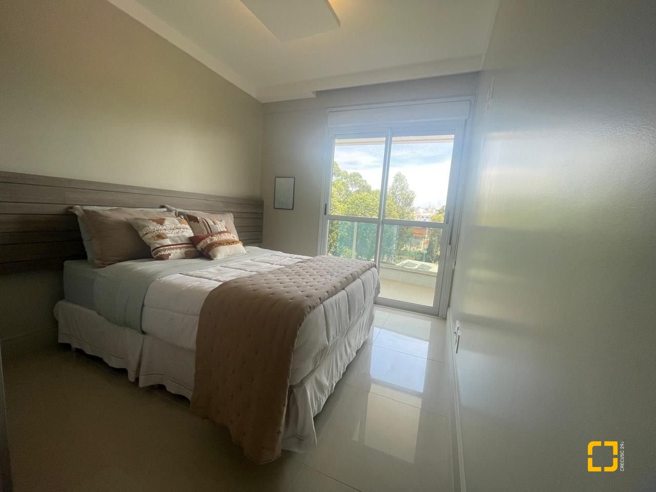 Cobertura com 246m², 7 quartos (sendo 3 suítes), 3 garagens, no bairro Cachoeira do Bom Jesus em Florianópolis