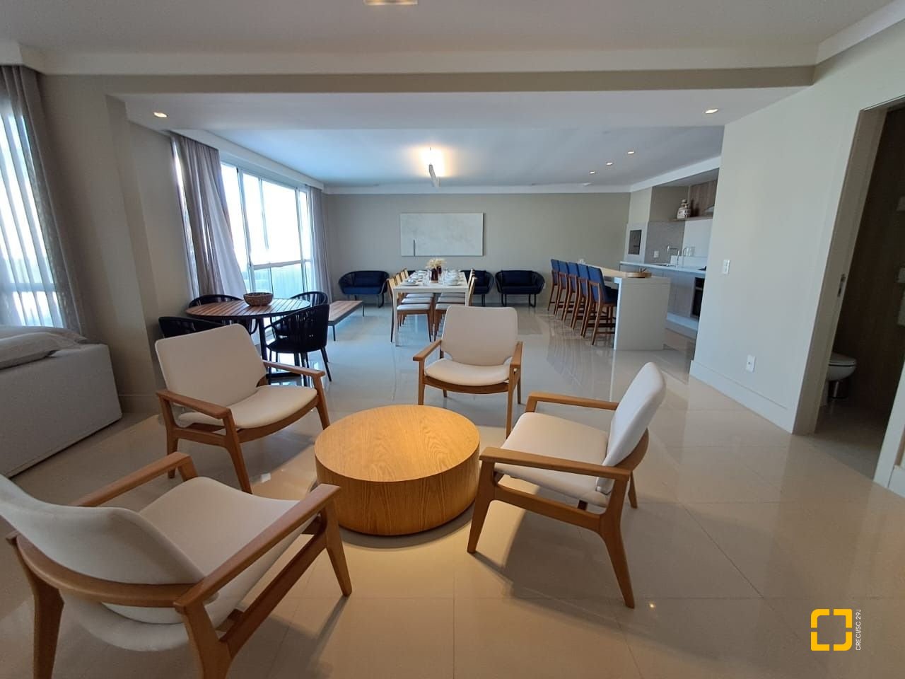 Cobertura com 246m², 4 quartos (sendo 3 suítes), 3 garagens, no bairro Cachoeira do Bom Jesus em Florianópolis