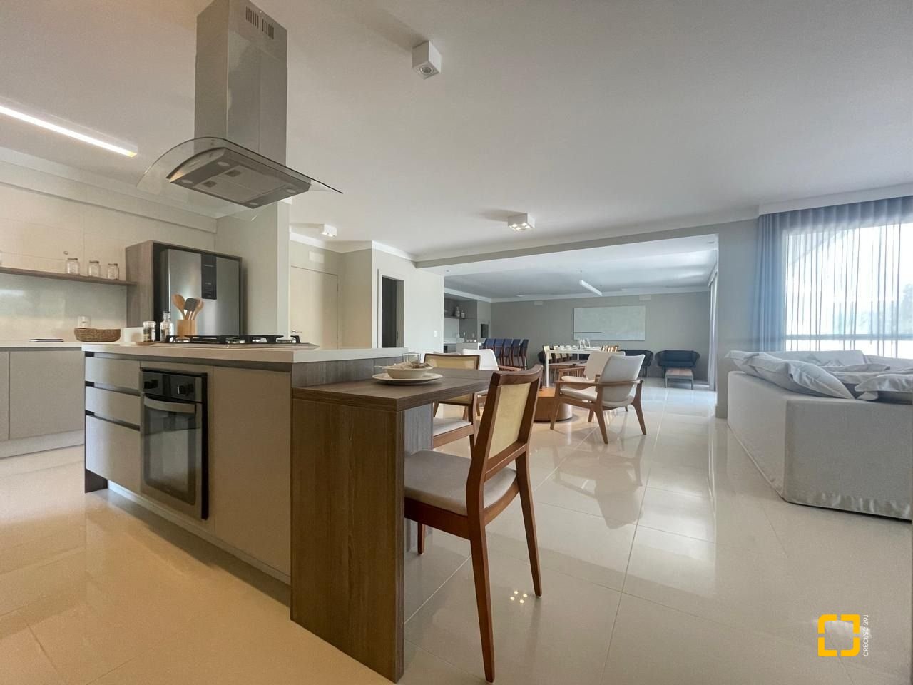 Cobertura com 246m², 4 quartos (sendo 3 suítes), 3 garagens, no bairro Cachoeira do Bom Jesus em Florianópolis