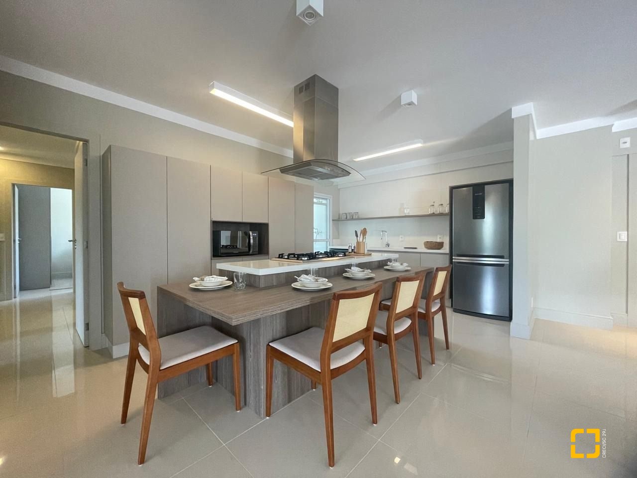 Cobertura com 246m², 4 quartos (sendo 3 suítes), 3 garagens, no bairro Cachoeira do Bom Jesus em Florianópolis