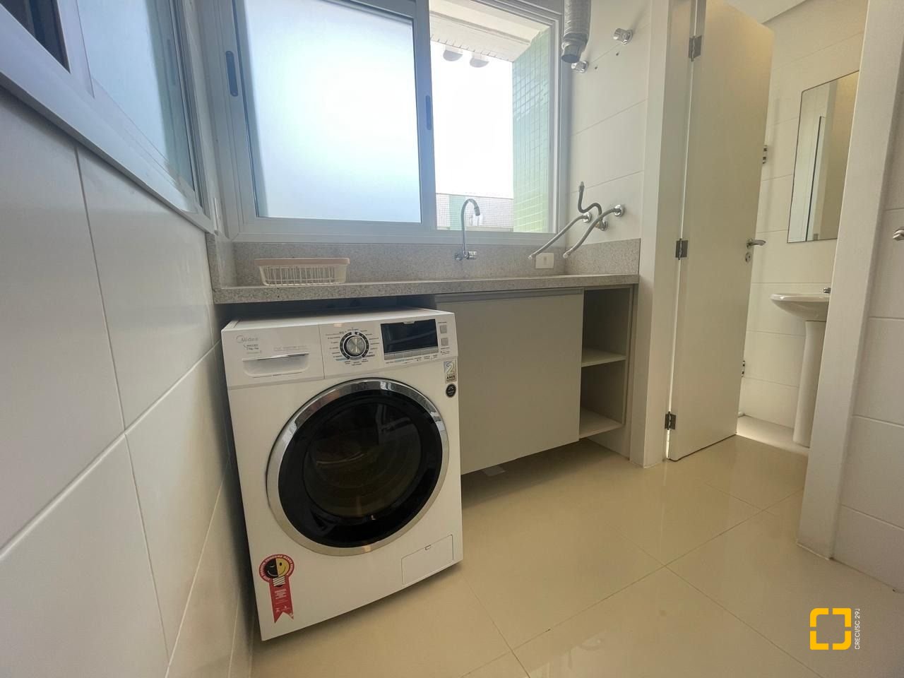 Cobertura com 246m², 4 quartos (sendo 3 suítes), 3 garagens, no bairro Cachoeira do Bom Jesus em Florianópolis