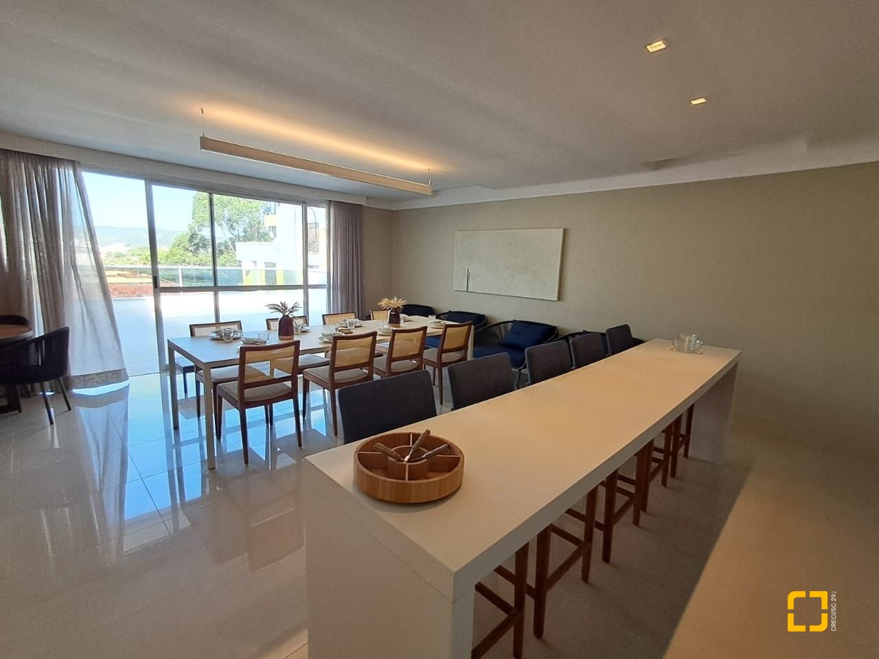 Cobertura com 246m², 4 quartos (sendo 3 suítes), 3 garagens, no bairro Cachoeira do Bom Jesus em Florianópolis