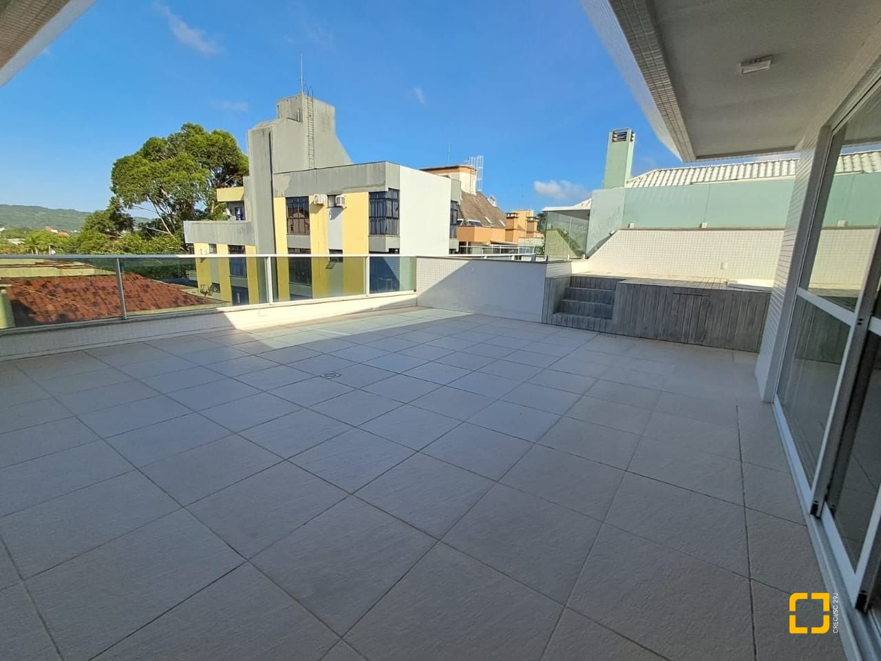 Cobertura com 246m², 4 quartos (sendo 3 suítes), 3 garagens, no bairro Cachoeira do Bom Jesus em Florianópolis
