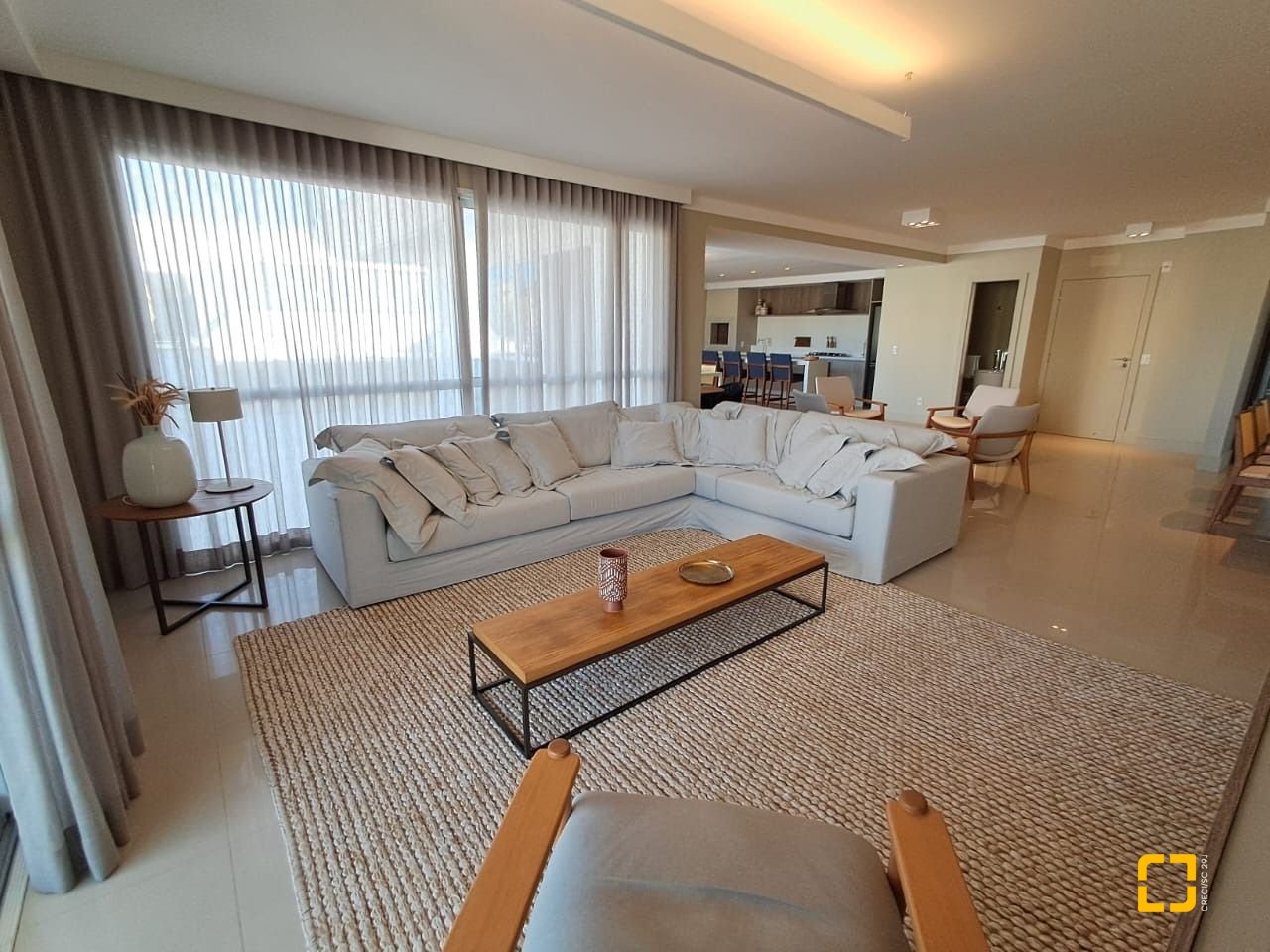 Cobertura com 246m², 7 quartos (sendo 3 suítes), 3 garagens, no bairro Cachoeira do Bom Jesus em Florianópolis