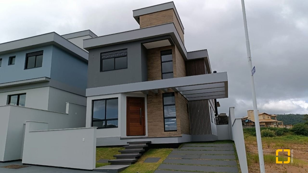 Casa com 199m², 7 quartos (sendo 3 suítes), 2 garagens, no bairro Rio Tavares em Florianópolis