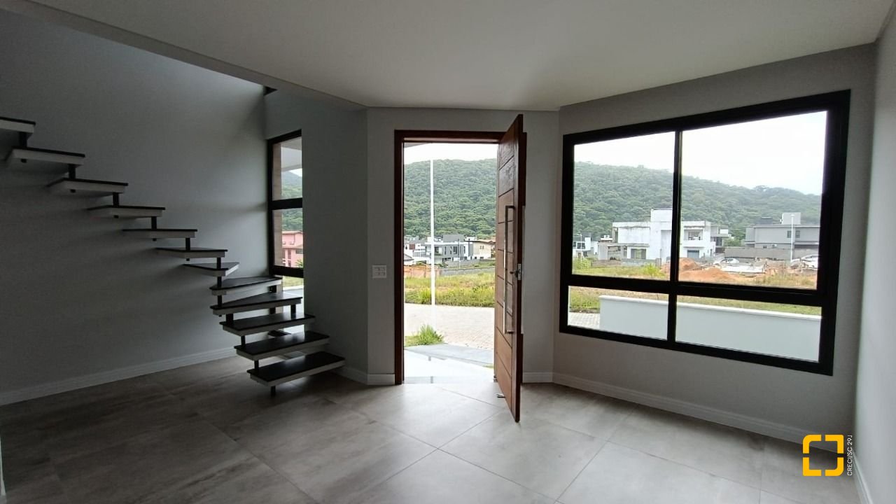 Casa com 199m², 7 quartos (sendo 3 suítes), 2 garagens, no bairro Rio Tavares em Florianópolis