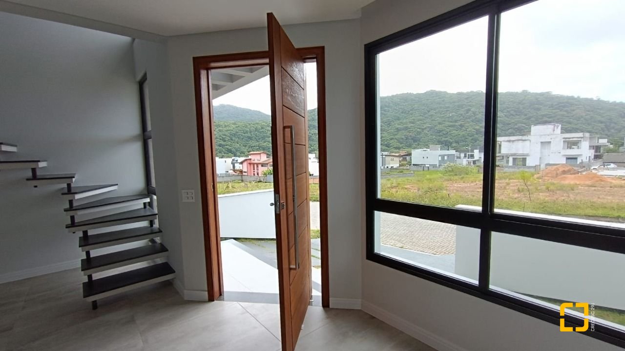 Casa com 199m², 7 quartos (sendo 3 suítes), 2 garagens, no bairro Rio Tavares em Florianópolis