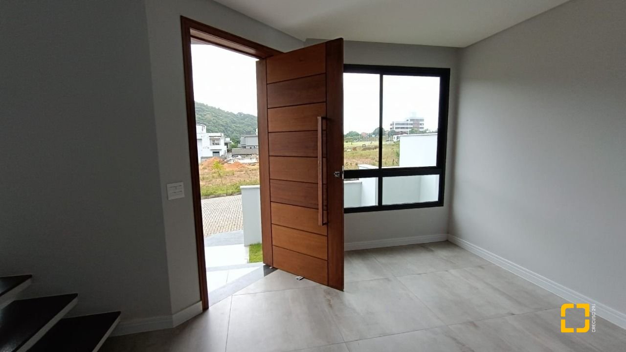 Casa com 199m², 7 quartos (sendo 3 suítes), 2 garagens, no bairro Rio Tavares em Florianópolis