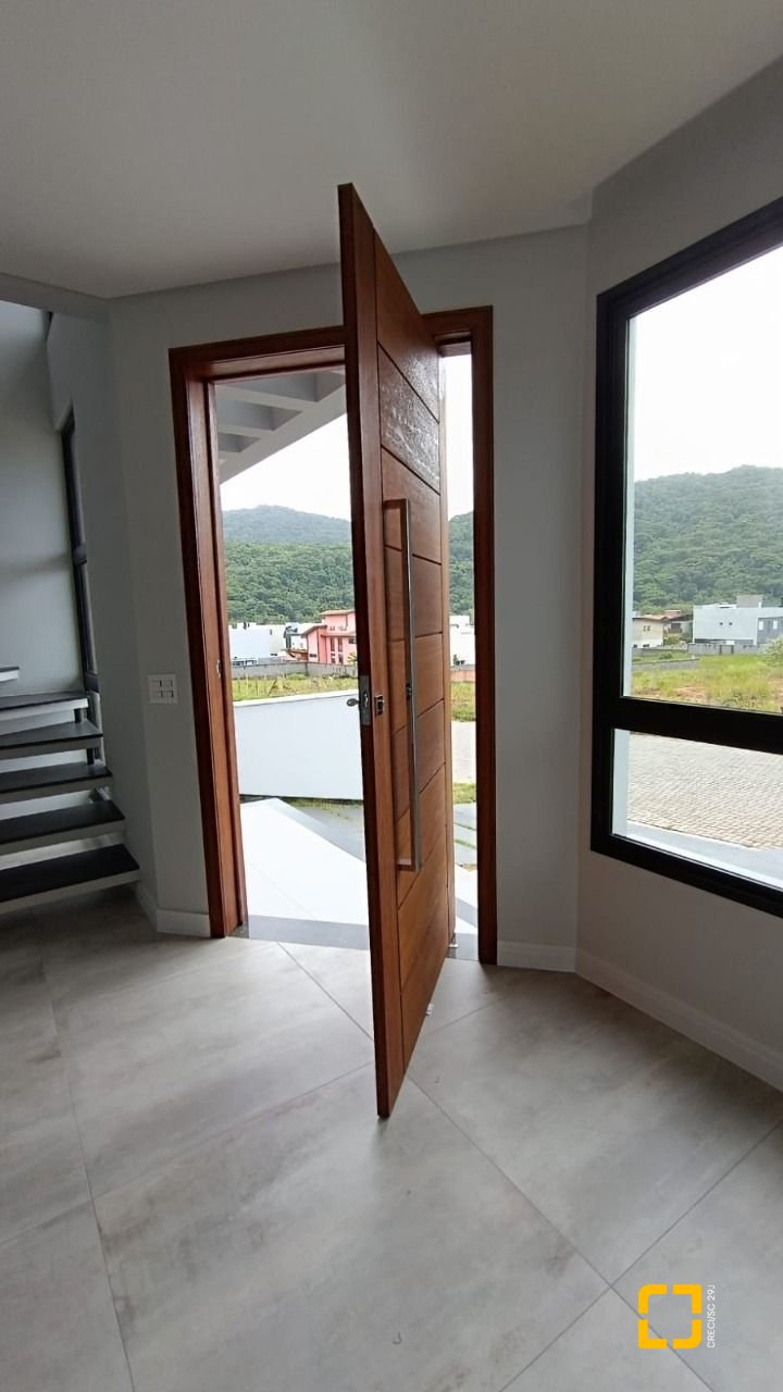 Casa com 199m², 7 quartos (sendo 3 suítes), 2 garagens, no bairro Rio Tavares em Florianópolis