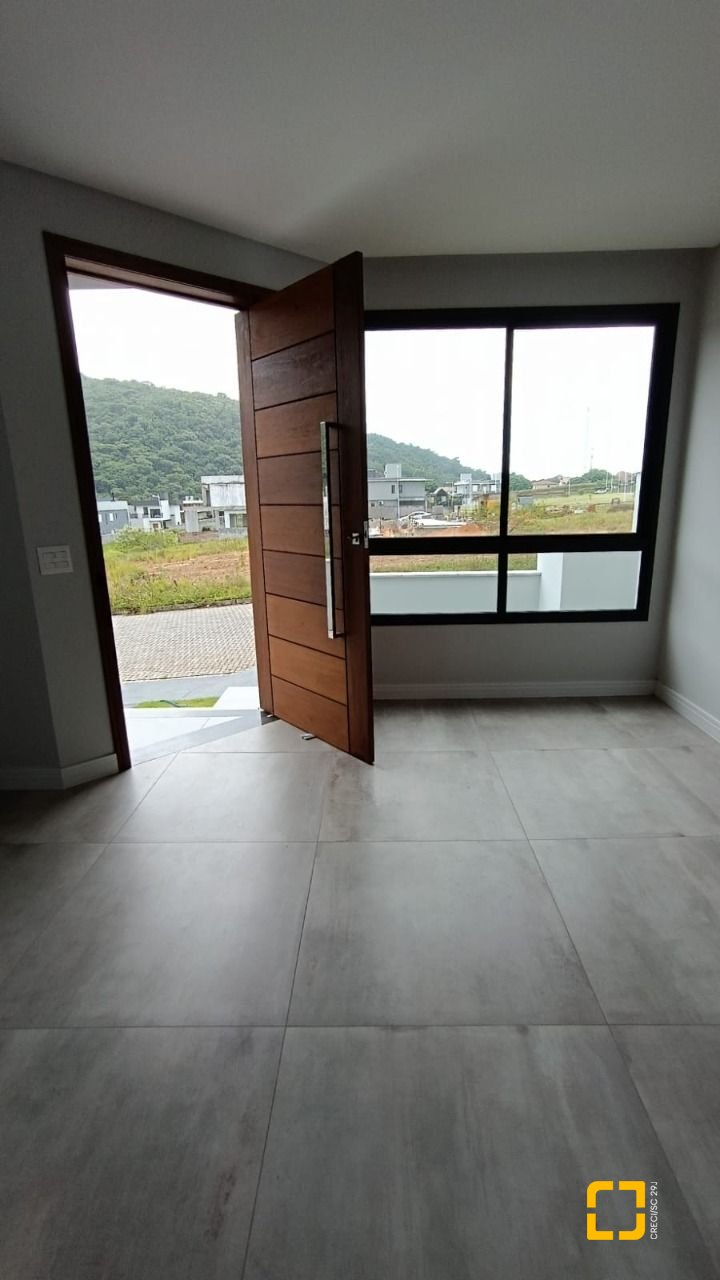 Casa com 199m², 7 quartos (sendo 3 suítes), 2 garagens, no bairro Rio Tavares em Florianópolis