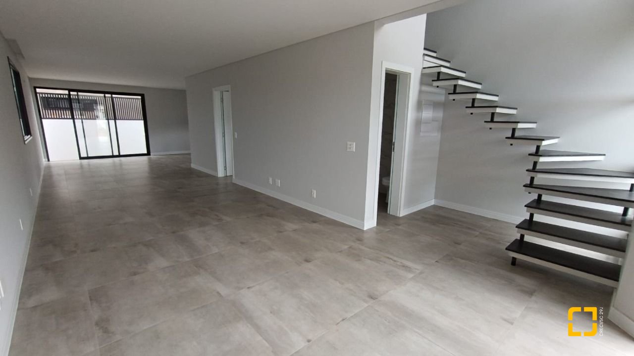Casa com 199m², 7 quartos (sendo 3 suítes), 2 garagens, no bairro Rio Tavares em Florianópolis