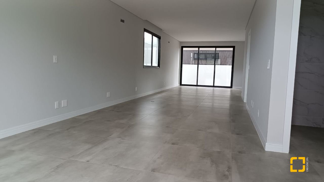 Casa com 199m², 7 quartos (sendo 3 suítes), 2 garagens, no bairro Rio Tavares em Florianópolis
