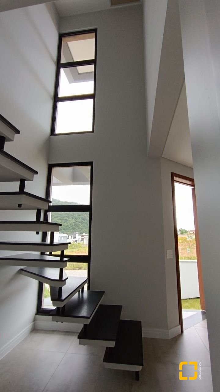 Casa com 199m², 7 quartos (sendo 3 suítes), 2 garagens, no bairro Rio Tavares em Florianópolis