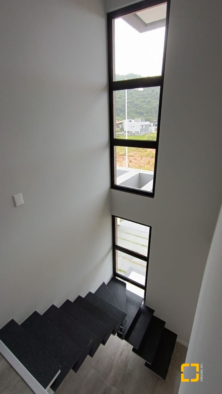 Casa com 199m², 7 quartos (sendo 3 suítes), 2 garagens, no bairro Rio Tavares em Florianópolis