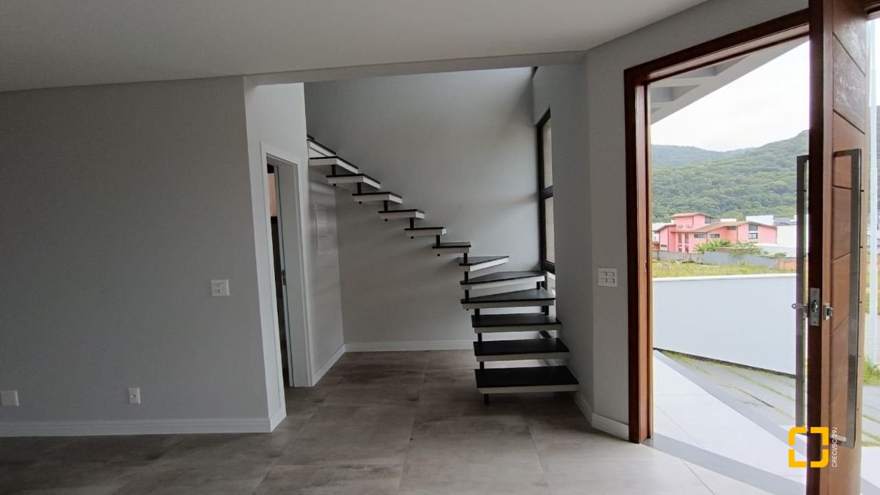 Casa com 199m², 7 quartos (sendo 3 suítes), 2 garagens, no bairro Rio Tavares em Florianópolis
