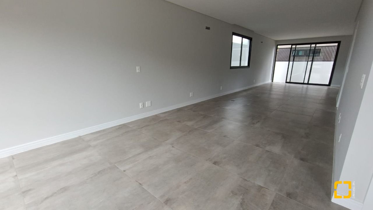 Casa com 199m², 7 quartos (sendo 3 suítes), 2 garagens, no bairro Rio Tavares em Florianópolis
