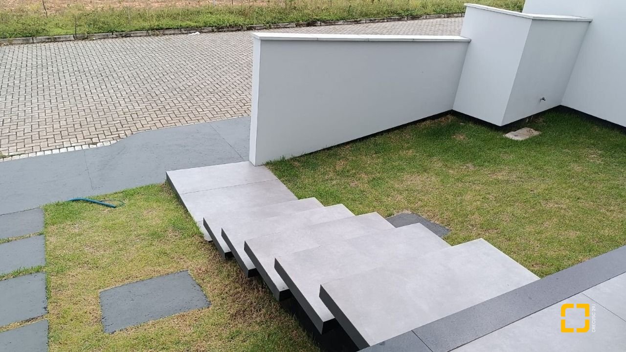 Casa com 199m², 7 quartos (sendo 3 suítes), 2 garagens, no bairro Rio Tavares em Florianópolis