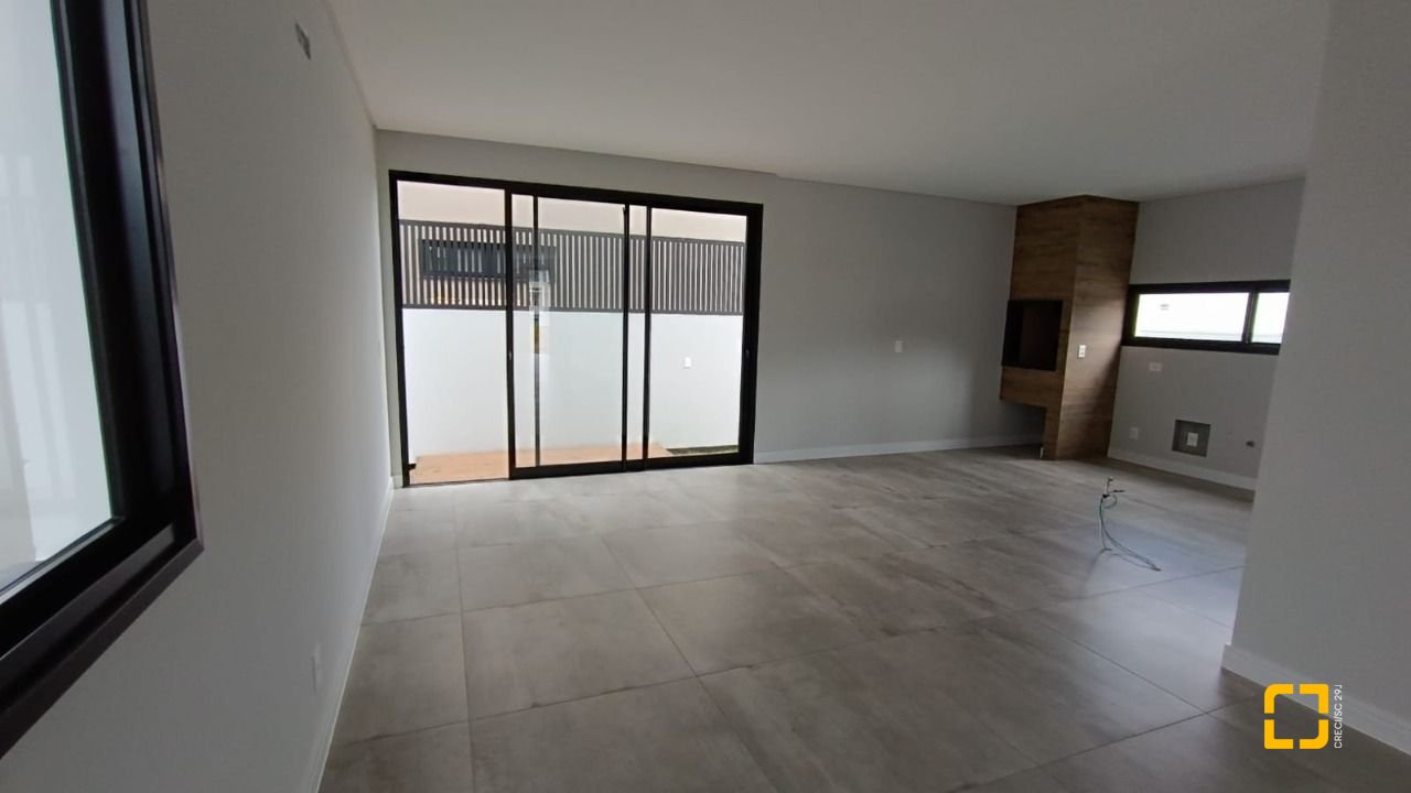 Casa com 199m², 7 quartos (sendo 3 suítes), 2 garagens, no bairro Rio Tavares em Florianópolis