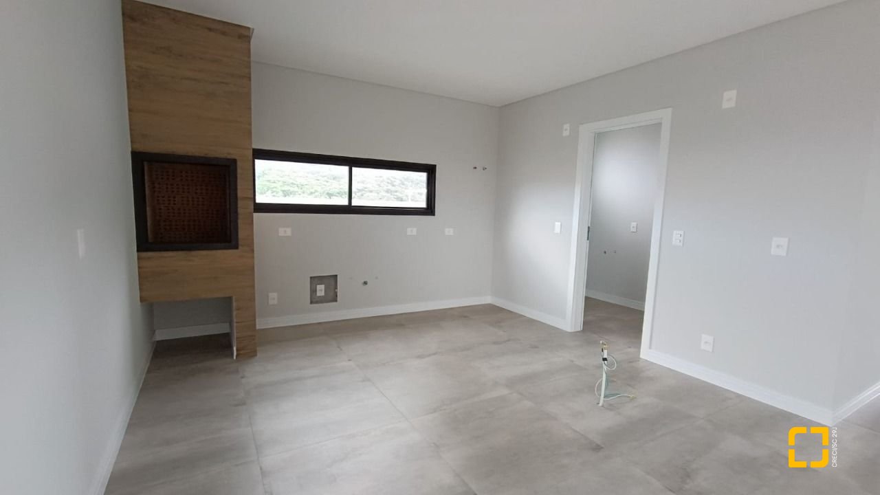 Casa com 199m², 7 quartos (sendo 3 suítes), 2 garagens, no bairro Rio Tavares em Florianópolis
